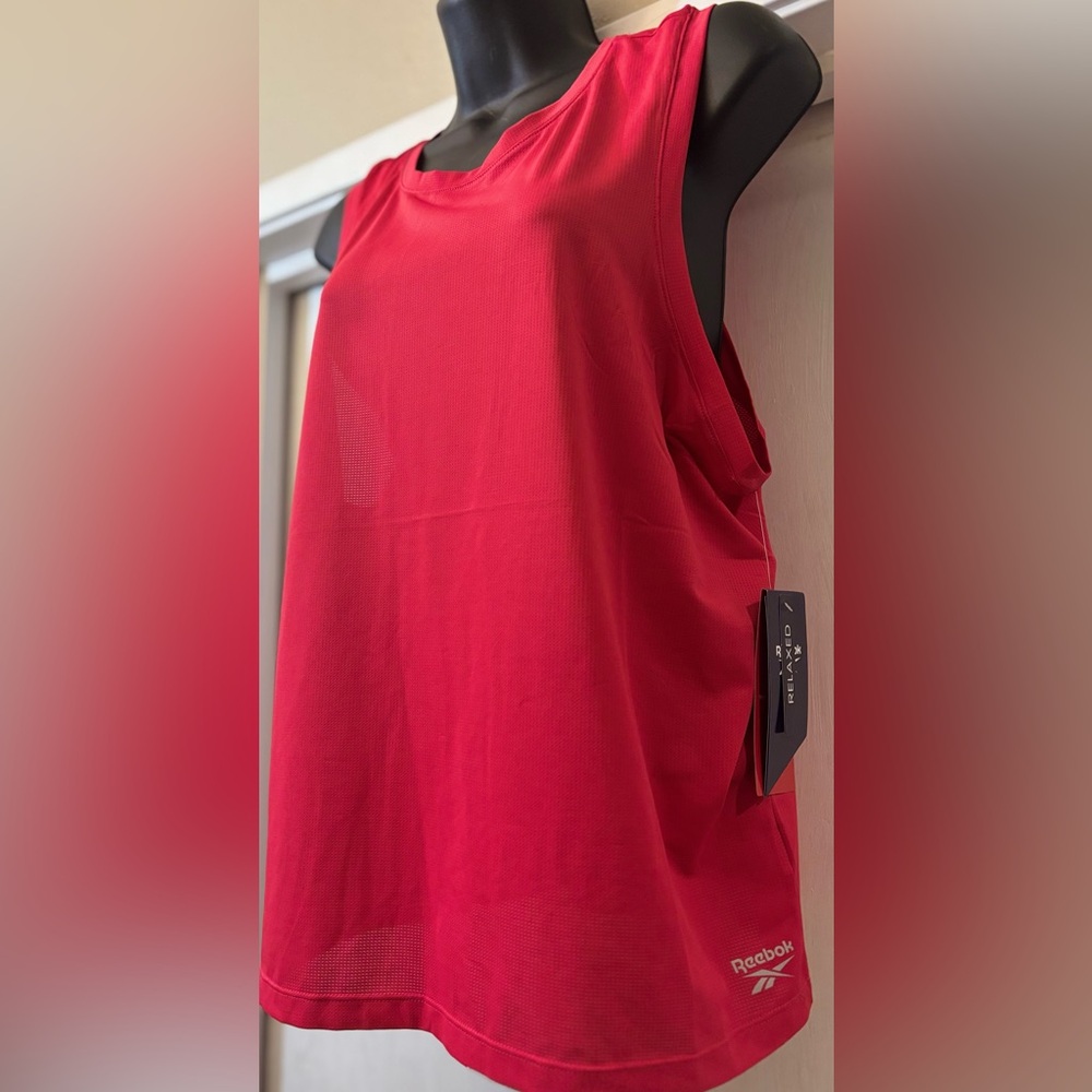 NWT REEBOK RELAXED Fit Red Top Size L